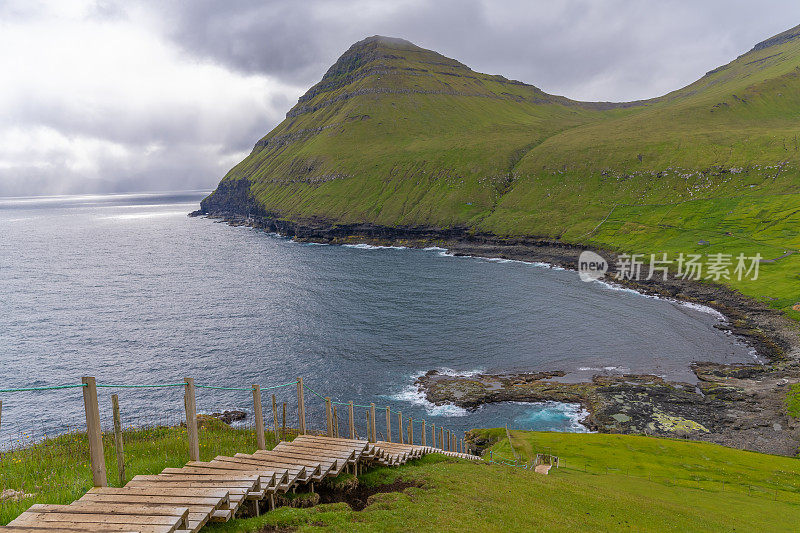在GjÃ³gv (gorge, geo)， Eysturoy岛，法罗群岛的悬崖徒步旅行开始时有陡峭的楼梯。